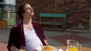 La robe de chambre bordeaux de Pablo Escobar (Wagner Moura) dans Narcos