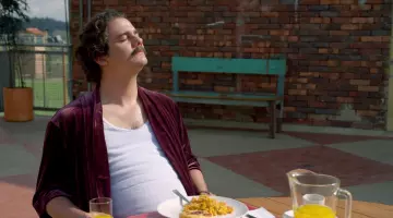 La robe de chambre bordeaux de Pablo Escobar (Wagner Moura) dans Narcos