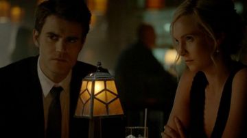 La robe Rebecca Taylor de Caroline Forbes (Candice King) dans The Vampire Diaries