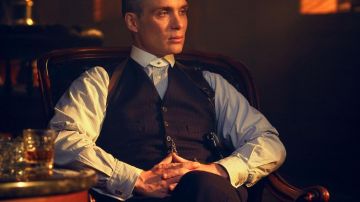 Les boutons de manchette de Thomas Shelby (Cillian Murphy) dans Peaky Blinders S02E04