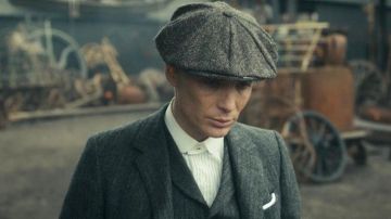 La casquette de Thomas Shelby (Cillian Murphy) dans Peaky Blinders S01E04