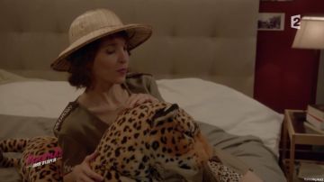 The panther plush Isa Martinet (Alix Poisson) in Parents mode d'emploi