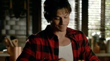 La chemise à carreaux rouge et noir de Damon Salvatore (Ian Somerhalder) dans The Vampire Diaries