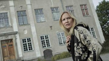 Le bomber brodé de Moa Gammel (Eva Thörnblad) dans Jordskott, la foret des disparus S01E09