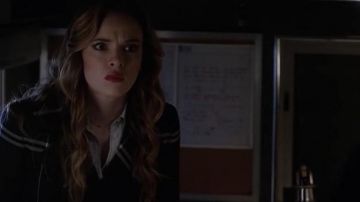 Le manteau Club Monaco de Caitlin Snow (Danielle Panabaker) dans The Flash S03E08