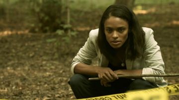Le pendentif Saint Jude de Clementine Chasseur (Kandyse McClure) dans Hemlock Grove