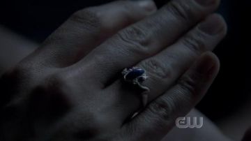 Le bague de Elena Gilbert (Nina Dobrev) dans The Vampires Diaries