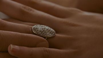 La bague de fiancailles de Bella (Kristen Stewart) dans Twilight, chapitre 5 : Révélation