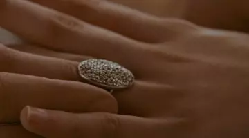 The ring of engagement of Bella (Kristen Stewart) in Twilight, chapitre 5 : Revelation