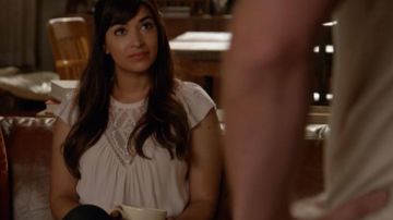Le top blanc Rebecca Taylor de Cece Parekh (Hannah Simone) dans New Girl