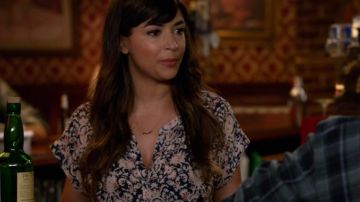 La chemise Velvet by Graham & Spencer de Cece Parekh (Hannah Simone) dans New Girl