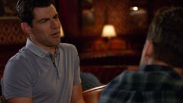 New Girl Looks: Schmidt (Max Greenfield) usa un polo de Ted Baker en el episodio 6 de la temporada 8