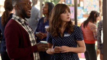 Vestido de lunares azul marino de Jess Day (Zooey Deschanel) en New Girl