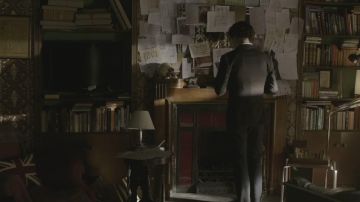 El cráneo humano de Sherlock Holmes (Benedict Cumberbatch) en Sherlock