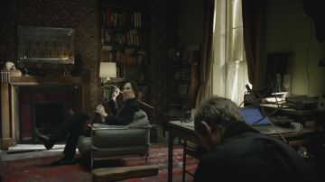 El sillón Le Corbusier (1959) de Sherlock Holmes (Benedict Cumberbatch) en Sherlock