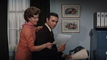 El informe de alto secreto dado a James Bond (Sean Connery) en la Operación Trueno