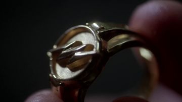 The ring of Dr. Harrison Wells / Eobard Thawne / Reverse-Flash (Tom Cavanagh) in The Flash Season 1