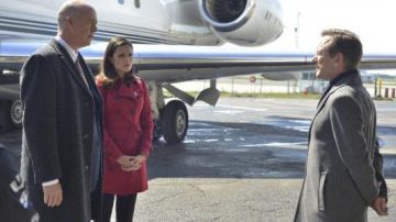 The trench coat red Burberry of Emily Rhodes (Italia Ricci) in Designated Survivor S01E04