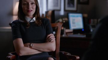 Vestido a rayas asimétricas de Emily Rhodes en Designated Survivor