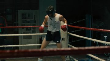 Le débardeur blanc de Vinny Pazienza (Miles Teller) dans Bleed for this