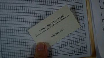 La carte de visite de John Constantine (Matt Ryan) dans Constantine