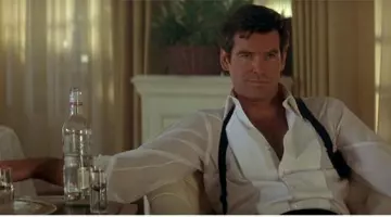 The glass vodka of James Bond (Pierce Brosnan) in Tomorrow never dies