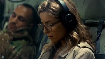 Casco Bose QC 35 Headband de Jenny Halsey en The Mummy (2017)