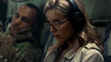 Los auriculares Bose de Jenny Halsey (Annabelle Wallis) en The Mummy 2017