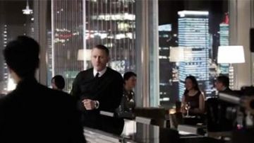 The black sweater v-neck John Smedley of James Bond (Daniel Craig) in Skyfall