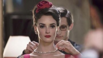 El collar de Victoire Doutreleau (Charlotte) Le Bon en Yves Saint Laurent