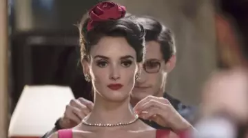 El collar de Victoire Doutreleau (Charlotte) Le Bon en Yves Saint Laurent