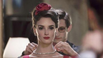 La rosa de raso en el cabello de Victoire Doutreleau (Charlotte Le Bon) en Yves Saint Laurent