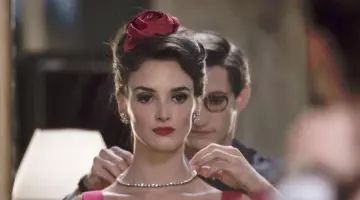 La rosa de raso en el cabello de Victoire Doutreleau (Charlotte Le Bon) en Yves Saint Laurent
