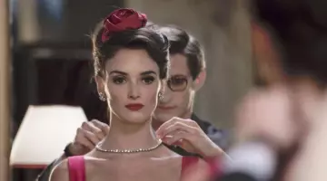 Le collier de Victoire (Charlotte Le Bon) en Yves Saint Laurent