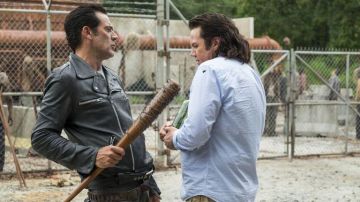 Le blouson de Negan (Jeffrey Dean Morgan) dans The Walking Dead S07E11