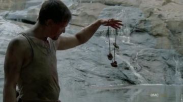 Le collier d'oreilles de Daryl Dixon (Norman Reedus) dans The Walking Dead