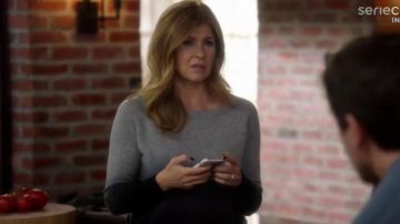 Le sweat dégradé gris de Rayna James (Connie Britton) dans Nashville