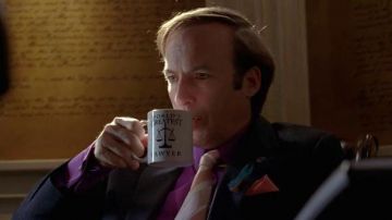 Le mug "World's Greatest Lawyer" de Saul Goodman (Bob Odenkirk) dans Breaking Bad