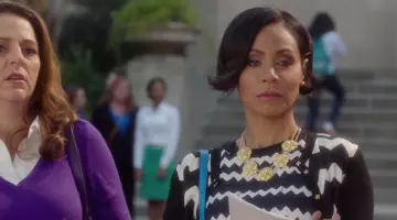 La cardigan noir et blanc Missoni de Stacy (Jada Pinkett Smith) dans Bad Moms