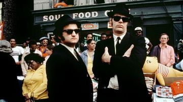 Les lunettes de soleil Ray Ban Wayfarer de Elwood Blues (Dan Aykroyd) dans Les Blues Brothers