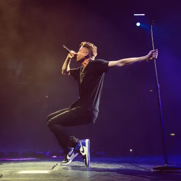 La paire de Nike Air Jor­dan 1 X Frag­ment portée en concert par Macklemore (photo Instagram)