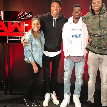 The white sneakers Nike Blazer high tops Off White of Giannis Antétonkounmpo on his post instagram