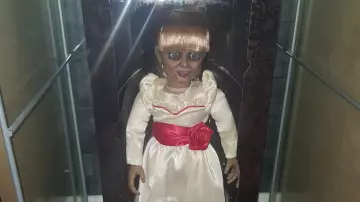 La poupée Annabelle dans la vidéo YouTube Il a autant de BLU-RAY qu'un MAGASIN ! - Vos COLLECTIONS geek de La chaîne du Geek