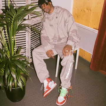 The pair of JORDAN OFF WHITE door travis scott on his post Instagram