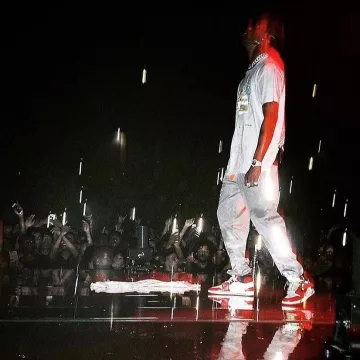 Sneakers Jordan Off white views on the account Instagram of Travis Scott