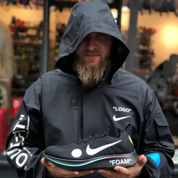 The jacket Nike x Off-White black @larrydeadstock on his account Instagram