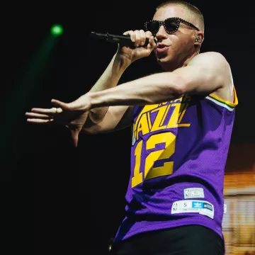 Le maillot NBA des Utah Jazz N°12 de Stockton de Macklemore sur son compte Instagram