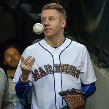 Le maillot mlv Ken Griffey Jr. Seattle Mariners de Macklemore sur son instagram