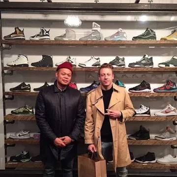 Les sneakers Nike Air Yeezy Black en arrière-plan de Macklemore sur son compte Instagram