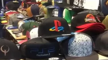 The black hat Playstation view the video "A day of madness at Comic Con Paris" of The Chain of the Geek